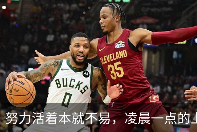努力活着本就不易，凌晨一点的上海路边摊，遇到拾荒大爷空桌前吃剩饭，小伙果断买了一份加料炒面请他吃顿饭